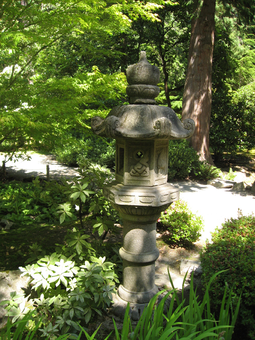 Stone lantern at the Seattle Japanese Garden | Discover Nikkei
